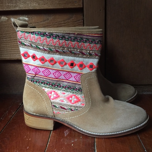NWT Embroidered Suede Boots April Daze - Picture 5 of 8